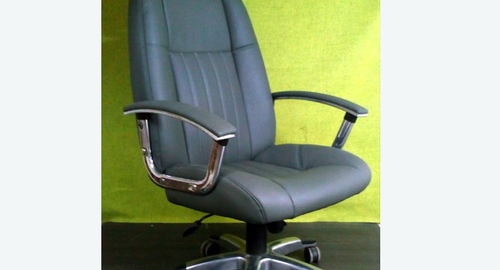 Перетяжка офисного кресла кожей. Сенгилей